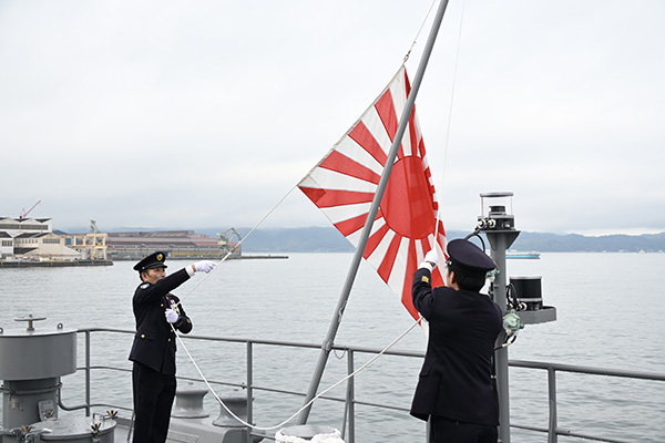 輸送艦「あまつそら」「あおぞら」自衛艦旗授与式