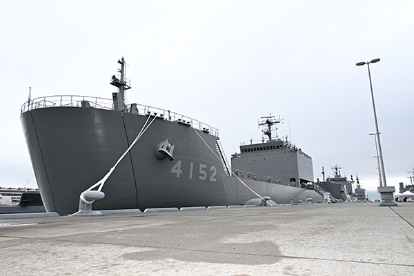輸送艦「あまつそら」「あおぞら」自衛艦旗授与式