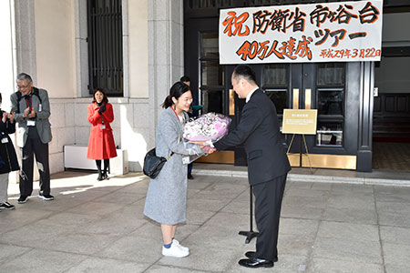 政務官より40万人目の見学者に花束贈呈