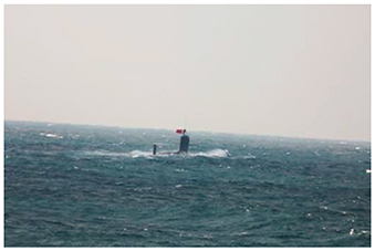 中国国旗を掲揚して航行する中国潜水艦（18（平成30）年1月）