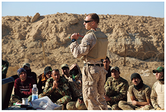 イラクにてIEDの処理方法に関する訓練を行う米海兵隊員【米海兵隊提供】