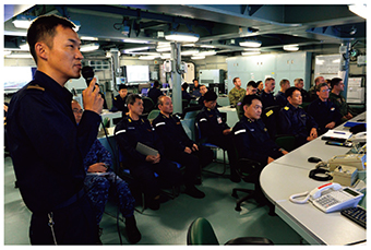 平成29年度海上自衛隊演習（実動演習（日米共同演習及び日米加共同訓練））における会議の様子