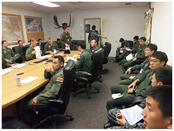 日米共同訓練（レッド・フラッグ・アラスカ）の会議に参加する空自隊員