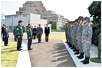市ヶ谷に展開中のPAC-3部隊を激励する菅内閣官房長官（17（平成29）年10月）