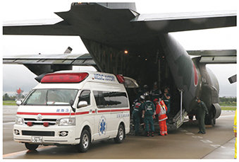 大規模地震時医療活動訓練において仙台空港で空輸した患者を救急車に引き継ぐ空自第1輸送航空隊（17（平成29）年7月）