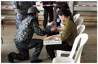 「コブラ・ゴールド」における在外邦人等の保護措置訓練において確認業務中の空自隊員（タイ）（18（平成30）年2月）