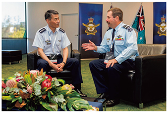 デイヴィース豪空軍本部長と会談する空幕長（17（平成29）年9月）