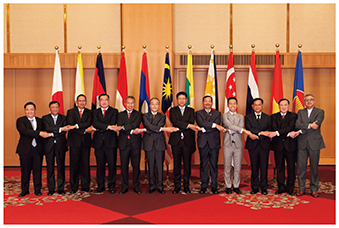 福岡で開催された第9回日ASEAN防衛当局次官級会合に議長として参加した防衛審議官（左から6人目）（17（平成29）年9月）