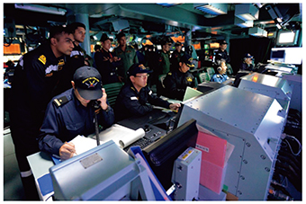 「マラバール2017」に参加した護衛艦「いずも」に乗艦した米印連絡官