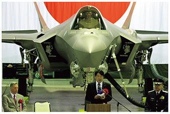 F－35配備記念式典（三沢）において訓示する小野寺防衛大臣（18（平成30）年2月）