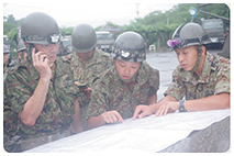 九州北部豪雨において救助活動のため現地で調整する筆者（写真中央）