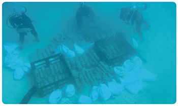 爆発性危険物の爆破処理準備を行う海自沖縄水中処分隊の隊員