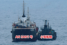 東シナ海公海上で、「瀬取り」を実施していたことが強く疑われる北朝鮮籍タンカー（左）と船籍不明の小型船舶（19（平成31）年1月）
