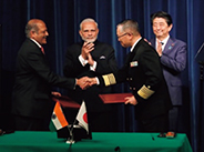 日印首脳会談の場における日印海軍種間の協力深化にかかる「実施取決め」署名文書交換の様子（18（平成30）年10月）