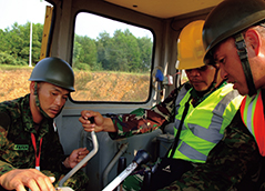 ベトナムにおける国連PKO支援部隊早期展開プロジェクトにおいて、重機操作訓練を実施する陸自隊員（18（平成30）年11月）