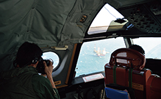 東シナ海海洋プラットフォーム周辺における警戒監視（海自P-3C機内から撮影）