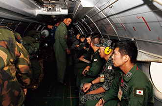 日印共同訓練「シンユウ・マイトゥリ」において、インド空軍機に搭乗する空自隊員（18（平成30）年12月）