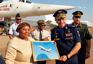 南アフリカを初訪問した戦略爆撃機TU-160　手前はロシアのコブィラシ遠距離航空部隊司令官（右）と南アフリカのマピサヌカクラ国防・退役軍人相【ロシア国防省】