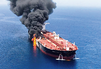 19（令和元）年6月にオマーン湾で攻撃を受けて炎上する石油タンカー「フロント・アルタイル」【EPA＝時事】
