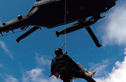 台風第19号において、救難ヘリコプターによる人命救助にあたる空自隊員（19（令和元）年10月）