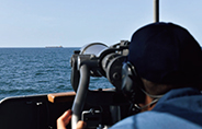 アラビア海北部において情報収集を行う護衛艦「たかなみ」隊員（20（令和2）年2月）