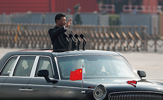 中国建国70周年祝賀軍事パレードで閲兵する習近平主席（19（令和元）年10月）【EPA＝時事】