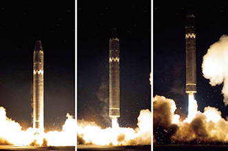 「火星15」型ICBM級弾道ミサイル発射の発表時（17（平成29）年11月）に北朝鮮が公表した画像【JANES】