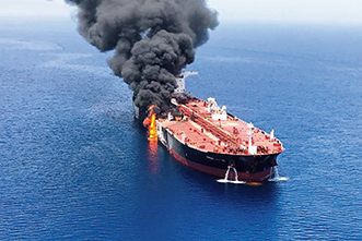 19（令和元）年6月にオマーン湾で攻撃を受けて炎上する石油タンカー「フロント・アルタイル」【EPA＝時事】