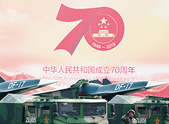 中国建国70周年閲兵式に登場した「DF-17」準中距離弾道ミサイル【EPA＝時事】