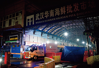 感染拡大を受けて閉鎖された中国湖北省武漢市の海鮮市場【AFP＝時事】