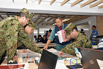 北海道における国民保護訓練において、関係機関と調整にあたる陸自隊員（20（令和2）年1月）
