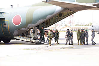 「コブラ・ゴールド20」における在外邦人等の保護措置訓練において、空自C-130Hに搭乗する在留邦人（20（令和2）年2月）