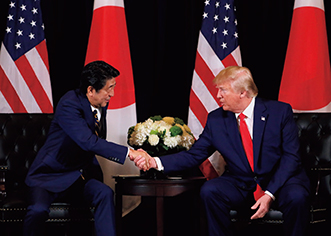 日米首脳会談で握手を交わすトランプ大統領と安倍内閣総理大臣（19（令和元）年9月）【首相官邸ホームページ】