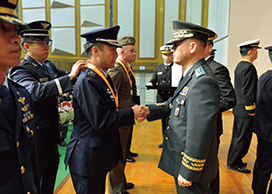 卒業式で合同軍事大学校総長賞を受賞する筆者（左から3番目）