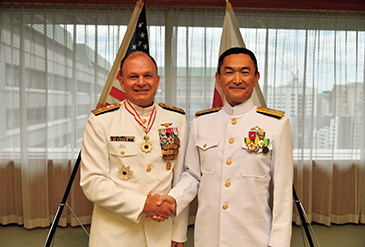 （左）前在日米海軍司令官　グレゴリー・J・フェントン海軍少将（退役）（右）海上幕僚長　山村浩 海将