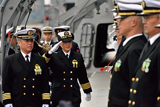 女性初のイージス艦艦長として着任した大谷1佐（19（令和元）年12月）