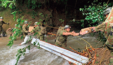 令和2年7月豪雨において孤立集落へ支援物資を輸送する陸自隊員（2020年7月）