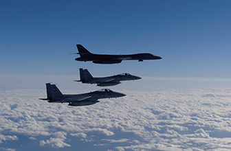 日米共同訓練中のF-15戦闘機及び米空軍B-1爆撃機