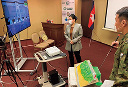 カンボジア軍に対し、道路測量についてオンライン教育を行う陸自隊員（2021年2月）