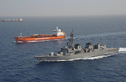 アデン湾における海賊対処行動に従事する護衛艦「おおなみ」（2020年6月）