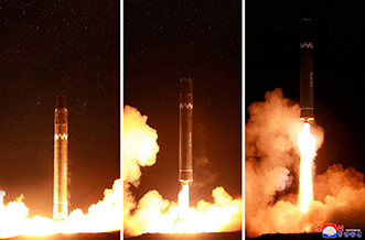 「火星15」型ICBM級弾道ミサイル発射の発表時(2017年11月)に北朝鮮が公表した画像【AFP=時事】
