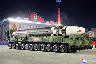 2020年10月の軍事パレードに登場した新型ICBM級弾道ミサイルの可能性があるもの【EPA＝時事】