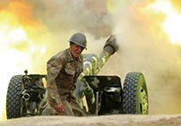 アゼルバイジャン側に対し砲撃するナゴルノ・カラバフ軍兵士（2020年9月）【AFP＝時事】