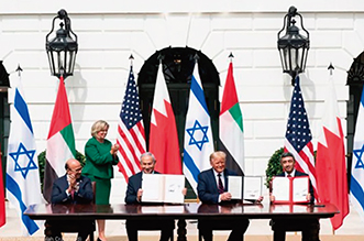 イスラエルとUAE・バーレーンの間における国交正常化の合意文書の署名式（米大統領府にて）【米国務省】