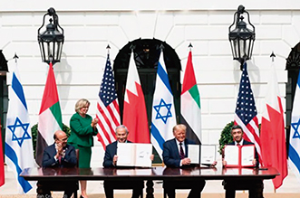 イスラエルとUAE・バーレーンの間における国交正常化の合意文書の署名式(米大統領府にて)【米国務省】
