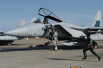 緊急発進(スクランブル)指令を受け、F-15戦闘機に駆け寄る空自パイロット