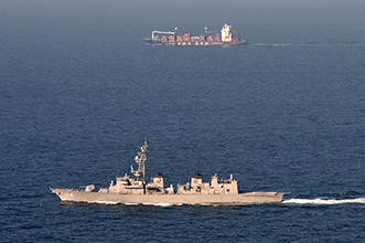 アラビア海北部において情報収集活動にあたる護衛艦「すずなみ」
