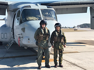 V-22の操縦方法の指導にあたる米軍教官と(筆者:右)