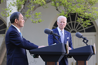 日米首脳会談後の共同記者会見に臨むバイデン大統領と菅内閣総理大臣(2021年4月)【首相官邸ホームページ】