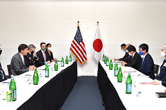エスパー米国防長官と会談する河野防衛大臣(2020年8月)